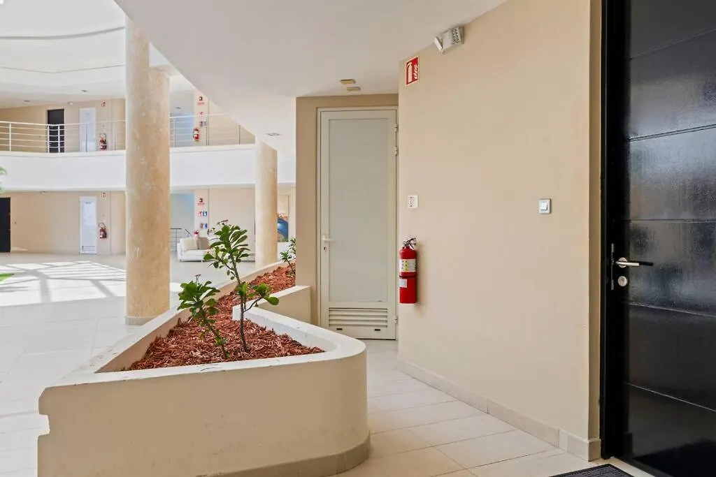 Апартаменты Luxury Lagoon-View Condo Steps To Beach Cupecoy